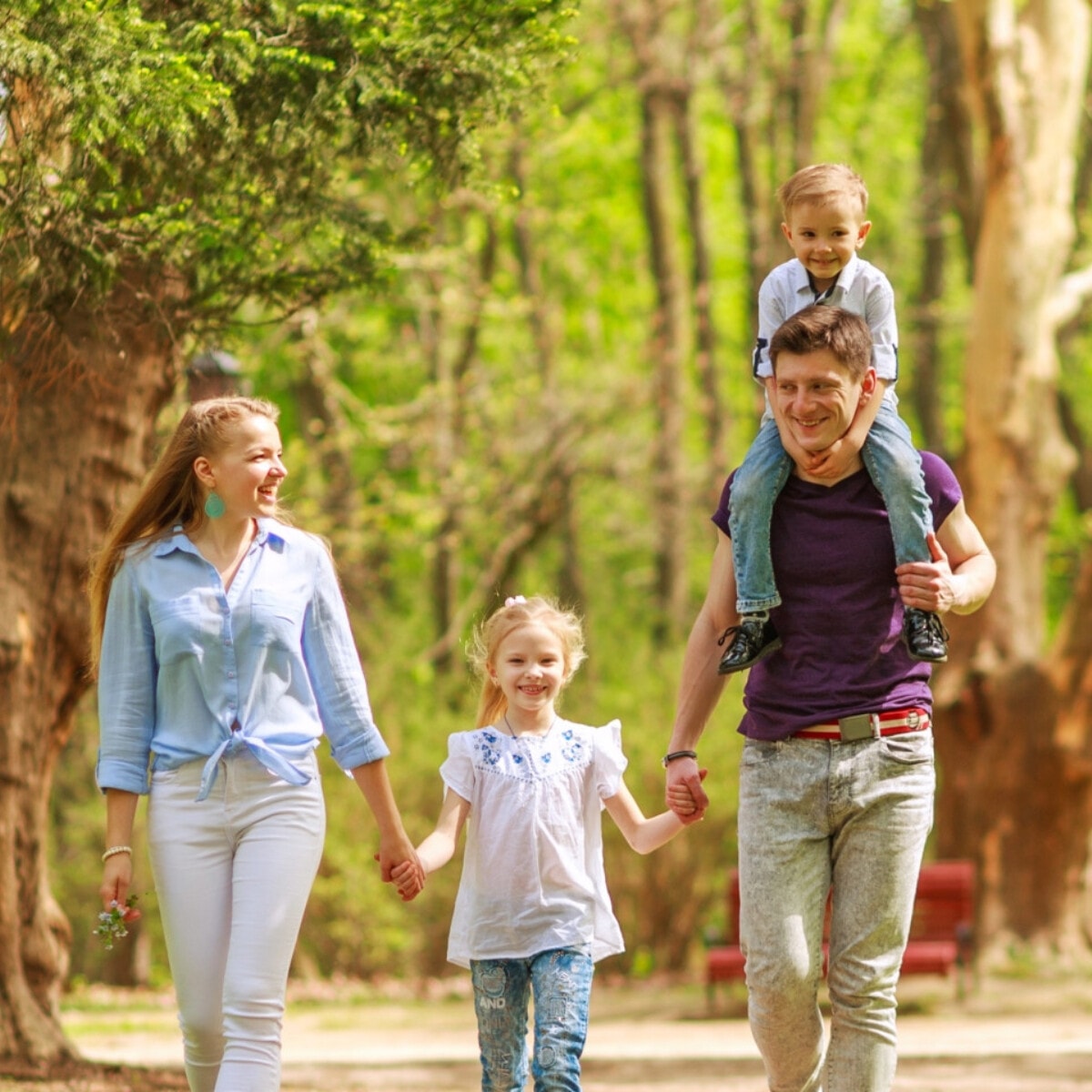 Gezin met vader, moeder, dochter en zoon wandelen door het bos.